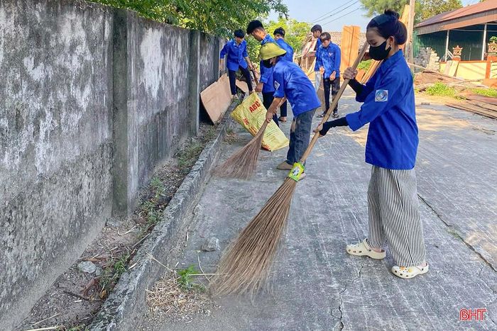  ĐVTN đồng loạt ra quân vệ sinh môi trường, thu gom rác thải, phát quang hành lang giao thông, chỉnh trang cảnh quan, trồng và chăm sóc cây xanh, góp phần xây dựng môi trường sống xanh - sạch - đẹp. Trong ảnh: Tuổi trẻ xã Đồng Tiến ra quân vệ sinh môi trường. 