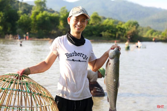  Anh Nguyễn Viết Hiệp đến từ phường Trường Vinh (Nghệ An) cho biết: "Những năm gần đây tôi đều tham gia Lễ hội đánh cá Vực Rào. Lần này rất vui vì tôi bắt được con cá nặng hơn 5 kg chỉ sau 15 phút tham gia". 