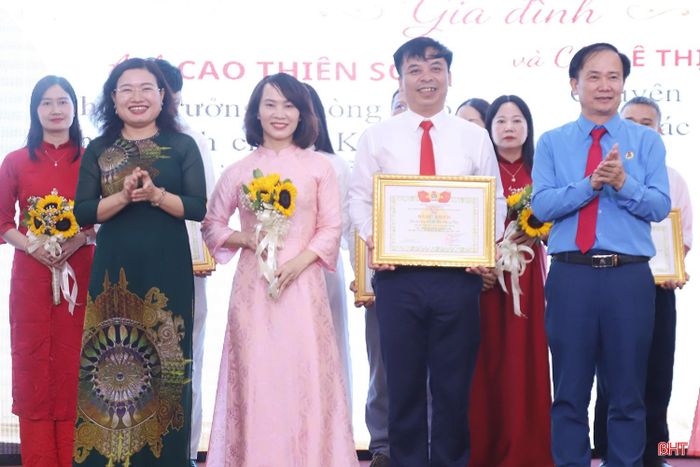 Phó Chủ tịch UBND tỉnh Nguyễn Thị Nguyệt, Phó Chủ tịch LĐLĐ tỉnh Ngô Đình Vân trao bằng khen cho các gia đình.