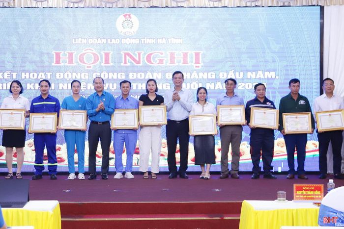 Chủ tịch Ủy ban MTTQ tỉnh Nguyễn Thành Đồng và Phó Chủ tịch Ủy ban MTTQ tỉnh, Chủ tịch LĐLĐ tỉnh Nguyễn Thế Hoàn trao bằng khen của UBND tỉnh cho các công nhân, lao động.