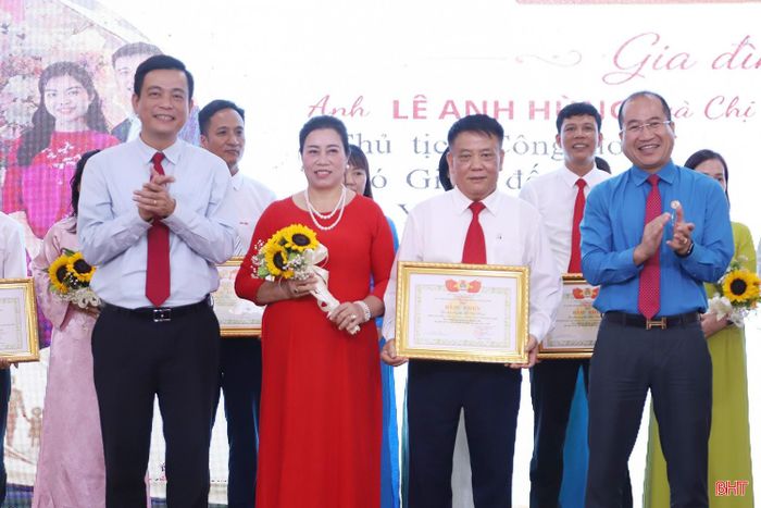 Chủ tịch Ủy ban MTTQ tỉnh Nguyễn Thành Đồng và Phó Chủ tịch Ủy ban MTTQ tỉnh, Chủ tịch LĐLĐ tỉnh Nguyễn Thế Hoàn trao bằng khen cho gia đình tiêu biểu.
