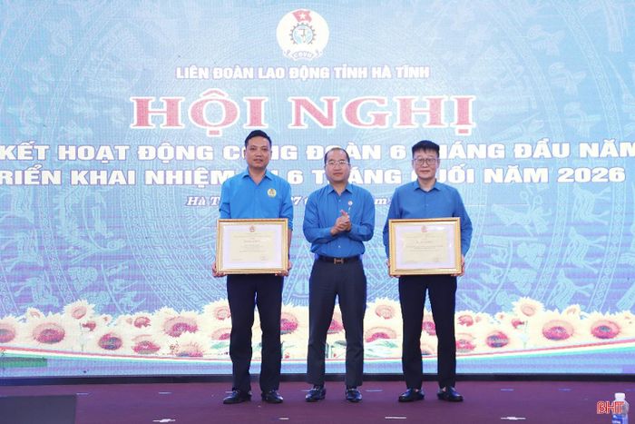 Phó Chủ tịch Ủy ban MTTQ tỉnh, Chủ tịch LĐLĐ tỉnh Nguyễn Thế Hoàn trao bằng khen của Tổng LĐLĐ Việt Nam cho tập thể, cá nhân.