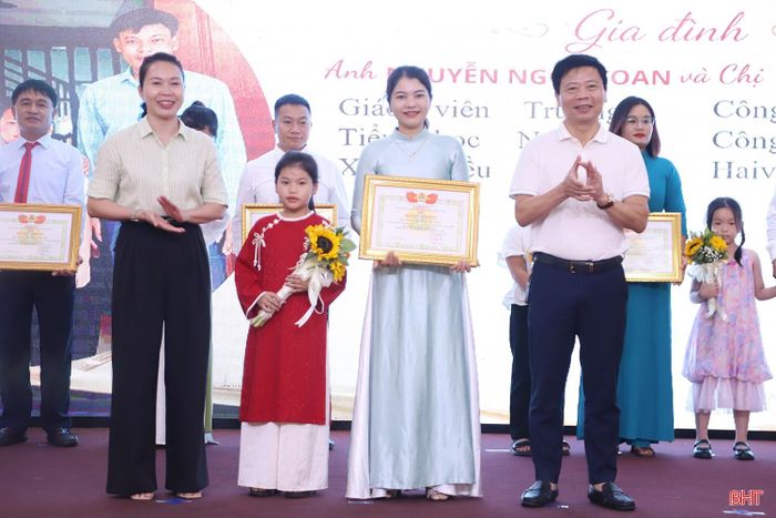 Trưởng ban Văn hóa - Xã hội HĐND tỉnh Đào Anh Nga, Phó Giám đốc Sở VH - TT &amp; DL Nguyễn Công Thành trao bằng khen cho các gia đình tiêu biểu.