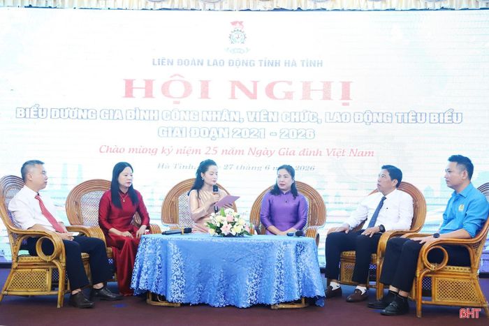 Các gia đình tiêu biểu tham gia tọa đàm, chia sẻ kinh nghiệm trong xây dựng gia đình hạnh phúc.