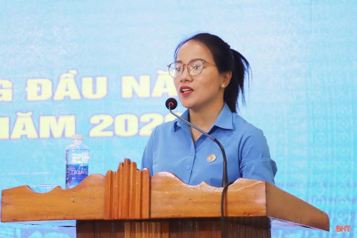  Bà Võ Thị Tâm - Chủ tịch Công đoàn cơ sở Công ty TNHH Haivina Hồng Lĩnh chia sẻ kinh nghiệm trong triển khai công tác nữ công ở đơn vị. 