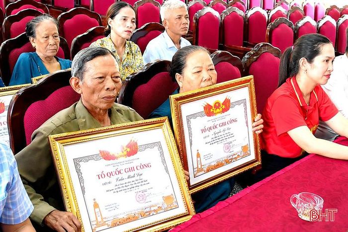 Đại diện thân nhân liệt sĩ xã Trường Lưu nhận Bằng "Tổ quốc ghi công".