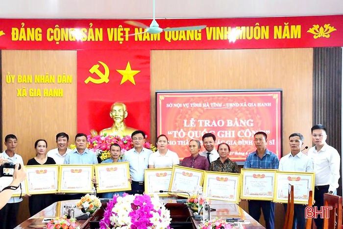 Lãnh đạo Sở Nội vụ và các xã Trường Lưu, Gia Hanh trao Bằng "Tổ quốc ghi công" cho các thân nhân gia đình liệt sĩ.