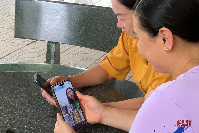 Người dân tiếp cận sản phẩm thông qua các phiên livestream trên nền tảng mạng xã hội.