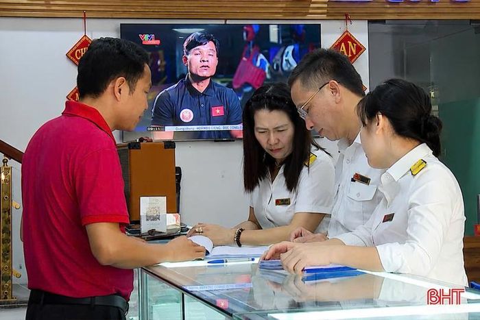 Lực lượng chức năng kiểm tra hóa đơn, chứng từ và sổ sách tại các hộ kinh doanh, cửa hàng.