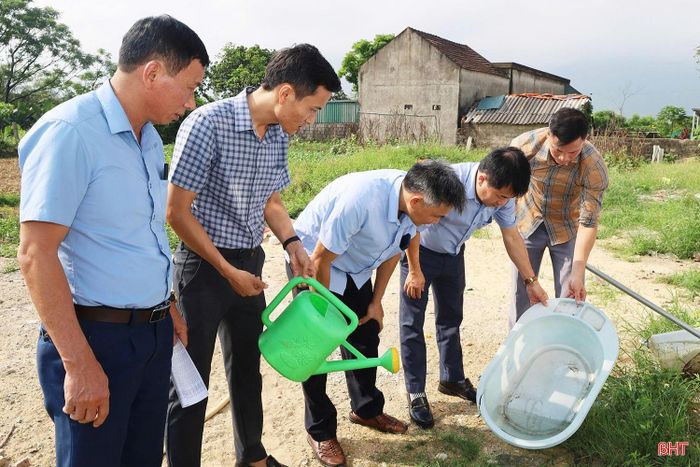  Ông Nguyễn Chí Thanh - Giám đốc Trung tâm Kiểm soát bệnh tật Hà Tĩnh cho biết: “Đơn vị đang tiếp tục phối hợp với các địa phương tăng cường giám sát, xử lý triệt để các ổ dịch, đẩy mạnh truyền thông nâng cao nhận thức của người dân, đồng thời khuyến cáo người dân khi có dấu hiệu của bệnh cần đến cơ sở y tế để được khám, điều trị kịp thời”. 