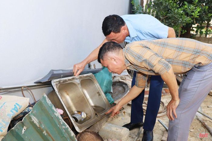  Bác sĩ Lê Văn Luyện - Trạm Y tế phường Vũng Áng chia sẻ: “Địa phương đang duy trì công tác giám sát dịch tễ, xử lý môi trường tại các khu vực có ca bệnh, đồng thời tăng cường tuyên truyền để người dân chủ động thực hiện các biện pháp phòng bệnh ngay tại hộ gia đình”. 