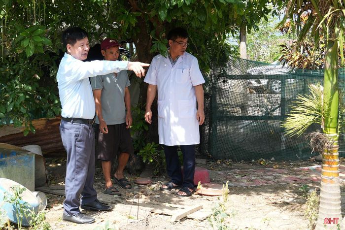 Tại phường Hoành Sơn, ca mắc sốt xuất huyết đầu tiên được phát hiện vào đầu tháng 5/2026. Dù chính quyền địa phương và ngành y tế đã chủ động triển khai các biện pháp khoanh vùng, xử lý ổ dịch từ sớm, song số ca bệnh vẫn tiếp tục gia tăng. Theo thống kê, từ ngày 1/6 đến nay, địa phương ghi nhận thêm 10 ca mắc mới, nâng tổng số ca mắc lên 22.