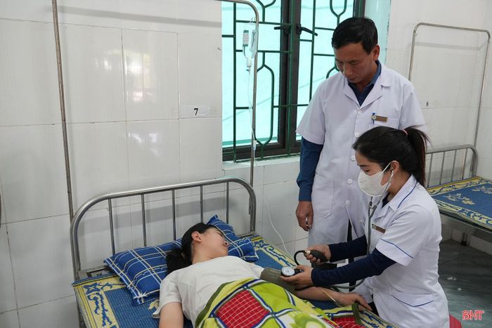  Tại phường Vũng Áng, công tác phòng, chống dịch cũng đang được ngành y tế và chính quyền địa phương tập trung triển khai. Tuy nhiên, do khu vực này có mật độ dân cư cao, tập trung nhiều cơ sở kinh doanh, nhà trọ trong khi ý thức vệ sinh môi trường của một bộ phận người dân còn hạn chế nên nguy cơ dịch kéo dài vẫn hiện hữu. Từ đầu tháng 6 đến nay, địa phương ghi nhận 32 ca mắc sốt xuất huyết mới, nâng tổng số ca mắc lên 97. 