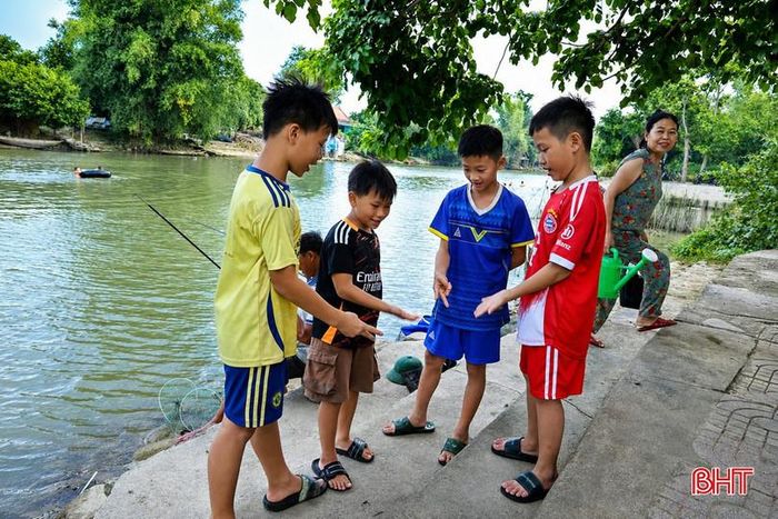 Người dân tổ dân phố Hầu Đền (phường Bắc Hồng Lĩnh) sinh hoạt ven sông.