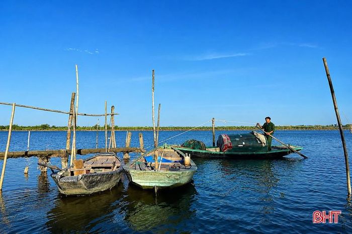 Sông quê luôn là nơi neo giữ ký ức và tình yêu với quê hương.