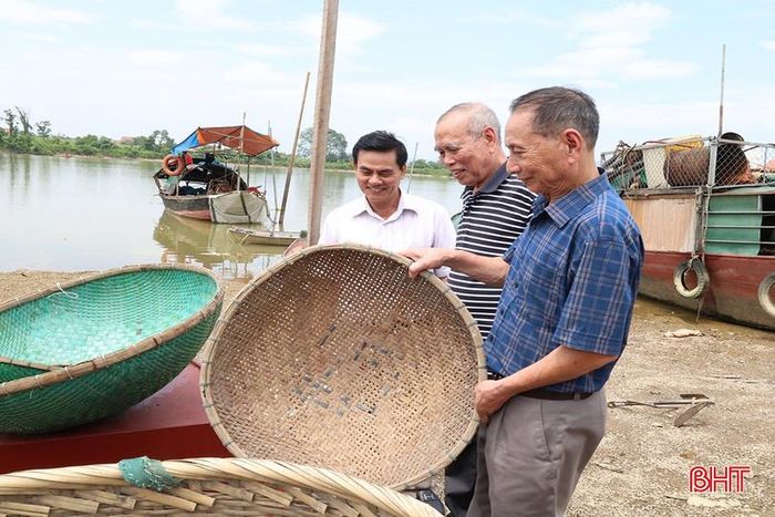 Ông Thái Kim Đồng (áo xanh) cùng bạn bè ôn lại những kỉ niệm gắn với dòng La.