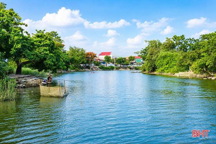 Sông chảy qua bao làng mạc, tưới tắm những vùng quê.