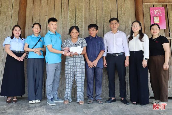 Lãnh đạo Báo và phát thanh, truyền hình Hà Tĩnh và các nhà hảo tâm đến thăm hỏi, tặng quà cho gia đình chị Võ Thị Thao.