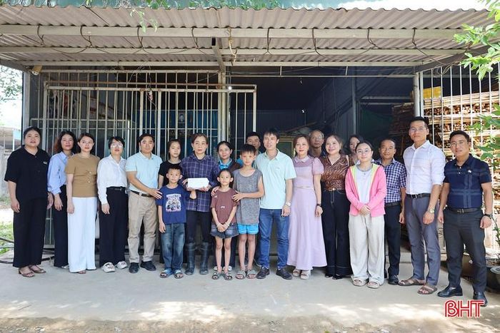  Lãnh đạo Báo và phát thanh, truyền hình Hà Tĩnh cùng các nhà hảo tâm trao quà cho mẹ con chị Nguyễn Thị Tình (thôn 4, xã Phúc Trạch). 