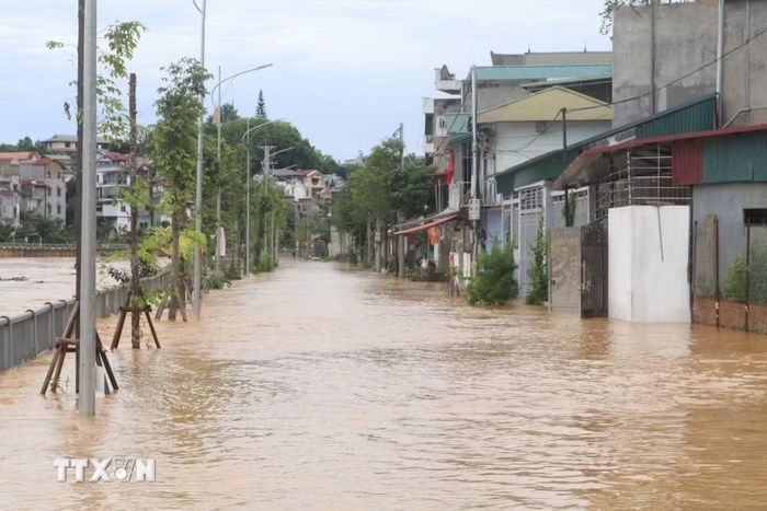 Nhiều nhà dân ở phố Cũ (phường Thục Phán) nước đã chảy vào nhà. (Ảnh: Chu Hiệu/TTXVN)
