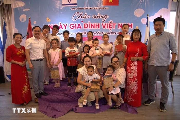 Đại sứ Việt Nam tại Israel Nguyễn Kỳ Sơn trao quà tặng cho thiếu nhi nhân "Ngày Gia đình Việt Nam" tại Israel. (Ảnh: Thanh Bình/TTXVN)