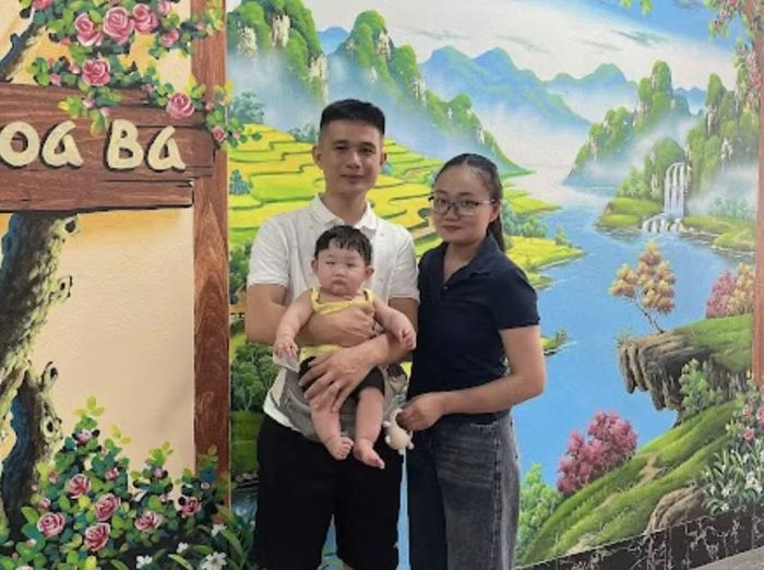 Gia đình chị Yến và niềm hạnh phúc bên con. (Ảnh: PV/Vietnam+)