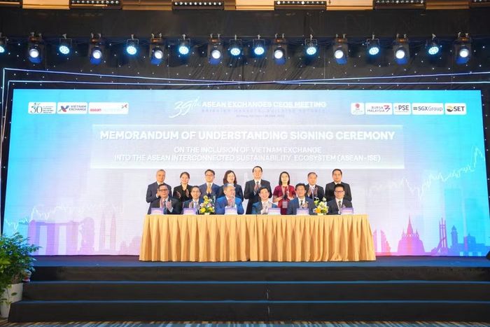 Điểm nhấn tại hội nghị là lễ ký kết Biên bản ghi nhớ chính thức chào đón Sở Giao dịch Chứng khoán Việt Nam tham gia sáng kiến Hệ sinh thái Phát triển bền vững Kết nối ASEAN. (Ảnh: VNX/Vietnam+)