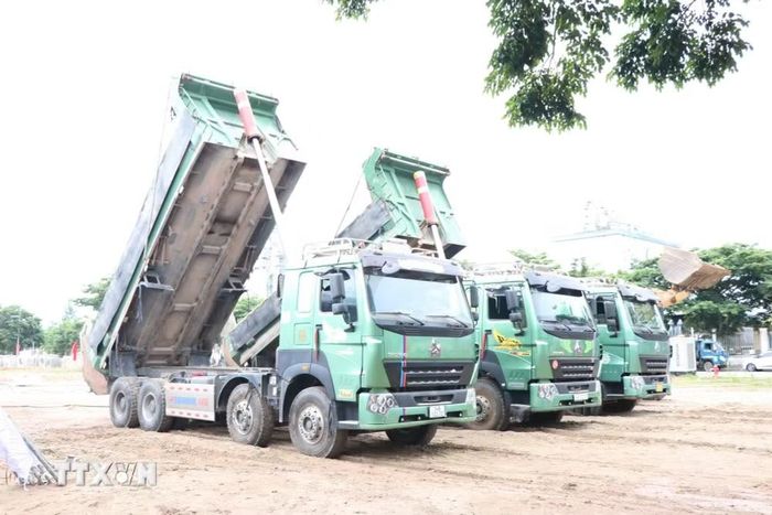 Thực hiện nghi thức động thổ khởi công dự án Nhà ở lưu trú cho công nhân, chuyên gia thuộc Khu công nghiệp Đại An mở rộng. (Ảnh: Mạnh Tú/TTXVN)