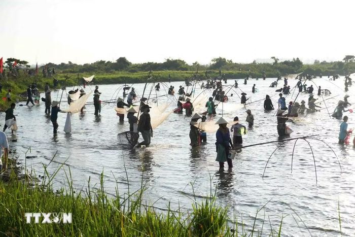 Không khí sôi nổi tại Đầm Vực trong ngày hội đánh cá truyền thống của người dân Nghi Xuân. (Ảnh: Hữu Quyết/TTXVN)