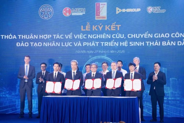  Ủy ban Nhân dân thành phố Hà Nội cũng đã ký thỏa thuận hợp tác với 5 đơn vị về đào tạo nguồn nhân lực, nghiên cứu chuyển giao công nghệ trong phát triển hệ sinh thái bán dẫn. (Ảnh: Nhật Minh) 