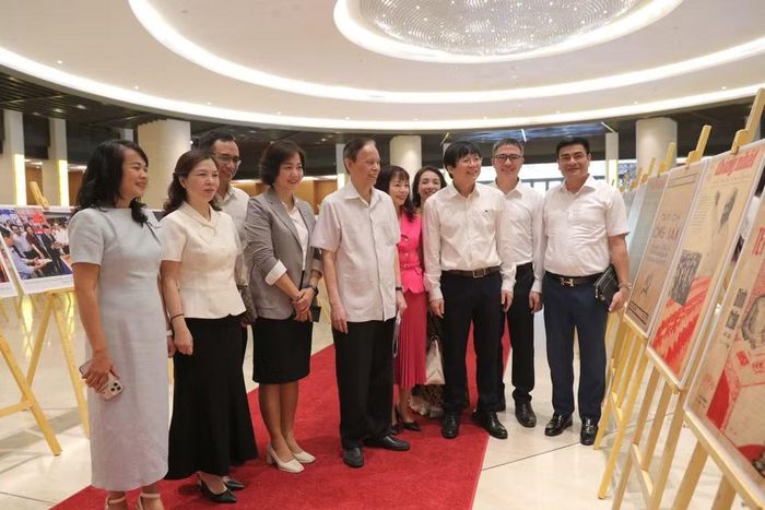 Các đại biểu xem trưng bày 101 hình ảnh, tư liệu, bìa báo, bài viết và tranh cổ động về các cuộc bầu cử đại biểu Quốc hội, các kỳ họp Quốc hội, hoạt động tiếp xúc cử tri... (Nguồn: Ban tổ chức cung cấp)