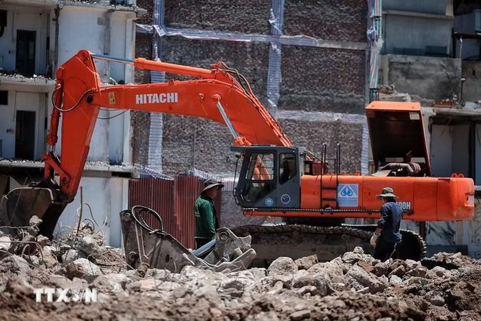 Công nhân làm việc tại khu vực công trình giải phóng mặt bằng. (Ảnh: Phạm Tuấn Anh/TTXVN)