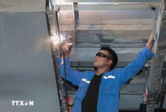 Công nhân đang khẩn trương gia cố, lắp đặt các thanh sắt kiên cố tại khu vực nhà ga Láng. (Ảnh: Phan Phương/TTXVN)