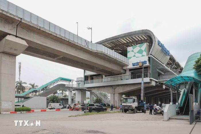 Hà Nội Metro phối hợp với Viện Khoa học công nghệ và kinh tế xây dựng Hà Nội kiểm định chuyên sâu tại 12 nhà ga. (Ảnh: Phan Phương/TTXVN)