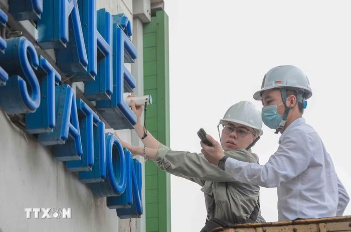 Các kỹ sư sử dụng máy đo vết nứt chuyên dụng để kiểm tra, đánh giá chính xác cường độ và chất lượng lớp vữa trát tại các nhà ga. (Ảnh: Phan Phương/TTXVN)
