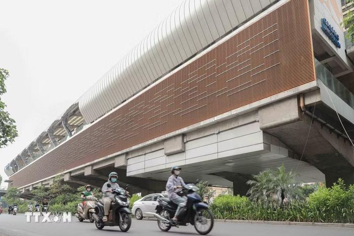 Trong ngày 27/6, các hạng mục hư hại nghiêm trọng tại nhà ga Láng đã được công nhân khắc phục phần lớn. (Ảnh: Phan Phương/TTXVN)
