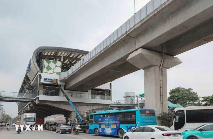 Ga Văn Khê đang được các kỹ sư tập trung kiểm tra, đánh giá kỹ lưỡng chất lượng và độ bám dính của lớp vữa trát. (Ảnh: Phan Phương/TTXVN)