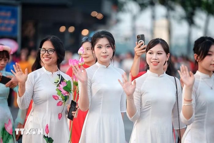 Những tà áo dài trắng họa tiết sen trong đoàn diễu hành nghệ thuật “Sắc Sen Tây Hồ-Hà Nội” - điểm nhấn của Lễ hội Sen Hà Nội năm 2026. (Ảnh: Phạm Tuấn Anh/TTXVN)