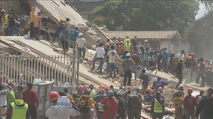 Các lực lượng cứu hộ Venezuela tìm kiếm những người mất tích và mắc kẹt dưới đống đổ nát. Ảnh: Phi Hùng/PV TTXVN tại Venezuela