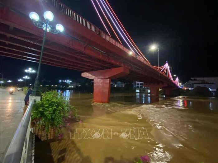 22 giờ, mực nước Sông Bằng đã lên khá cao, chỉ cách phố đi bộ Kim Đồng 50cm. Ảnh: Quốc Đạt/TTXVN