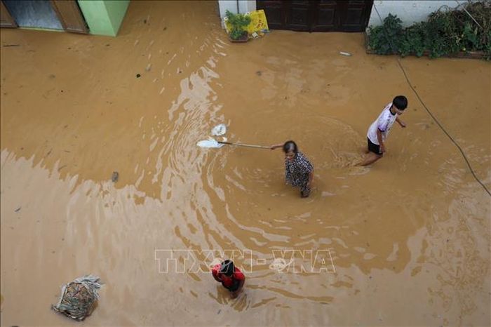 Nhiều nhà dân ven sông Hiến đã bị ngập dưới 1m. Ảnh: Chu Hiệu/TTXVN