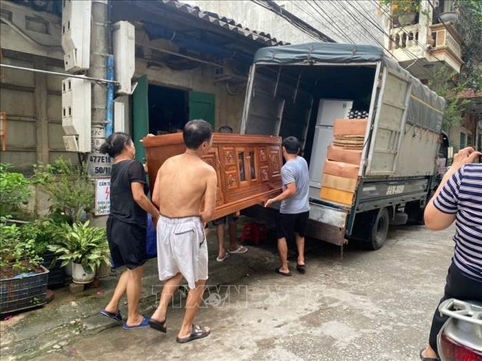 Người dân phường Thục Phán sơ tán tài sản, đề phòng nước lũ lên cao. Ảnh: Quốc Đạt/TTXVN