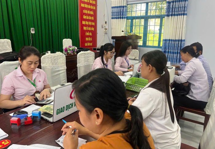 NHCSXH An Giang duy trì hoạt động của mạng lưới điểm giao dịch và lịch giao dịch với hộ nghèo và các đối tượng chính sách. Ảnh: PV