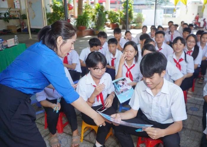 Các bạn đoàn thanh niên hướng dẫn các em học sinh tham gia các trò chơi liên quan đến nghề nghiệp trong tương lai ra sao.