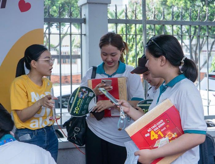 Người lao động tìm hiểu thông tin tuyển dụng tại Ngày hội việc làm trong bối cảnh thị trường lao động chịu nhiều tác động từ trí tuệ nhân tạo (AI).