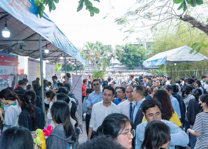 Người lao động tìm việc tại các Sàn giao dịch việc làm TP Hồ Chí Minh ngày càng tăng.