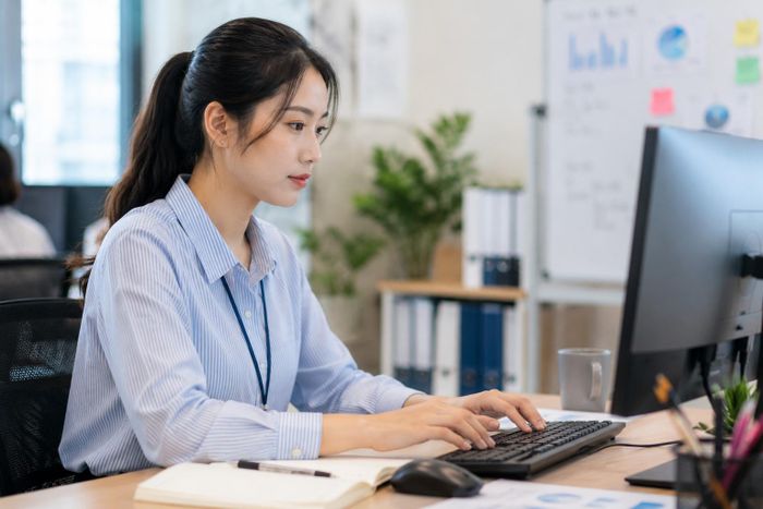 Chị Nguyễn Thị Hương, ngụ phường Sài Gòn tự nâng cao kỹ nâng công nghệ để hỗ trợ công việc tốt hơn.