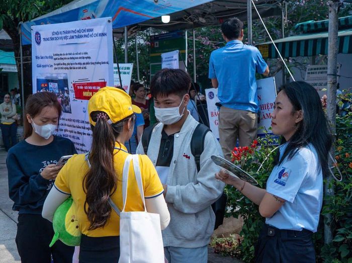 Người lao động chủ động tìm hiểu các ngành nghề có khả năng thích ứng cao trước sự phát triển mạnh mẽ của trí tuệ nhân tạo.