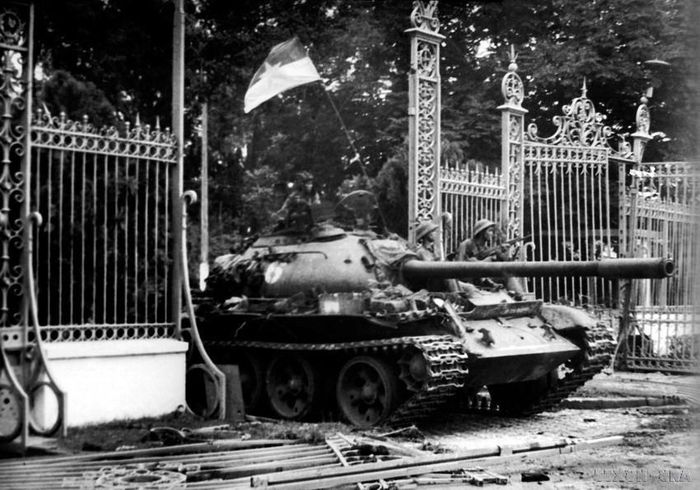 11h30 phút ngày 30/4/1975, xe tăng quân Giải phóng băng qua cánh cổng sắt, đánh chiếm Phủ Tổng thống ngụy Sài Gòn, sào huyệt cuối cùng của quân địch, kết thúc oanh liệt cuộc trường chinh 30 năm chống ngoại xâm của dân tộc. Ảnh: Mai Hưởng/TTXVN