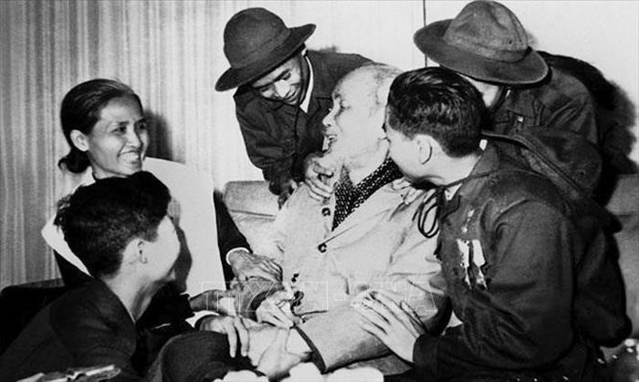 Chủ tịch Hồ Chí Minh với các Anh hùng, Dũng sĩ diệt Mỹ trong Đoàn đại biểu Mặt trận Dân tộc giải phóng miền Nam Việt Nam, tại Phủ Chủ tịch (28/2/1969). Ảnh tư liệu: Quang Minh/TTXVN